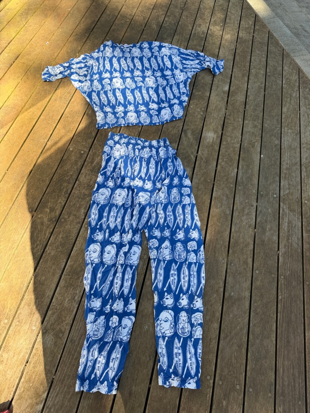 Exotic Blue and White Matching Printed Two-Piece Set Shirt & Pants Size Med